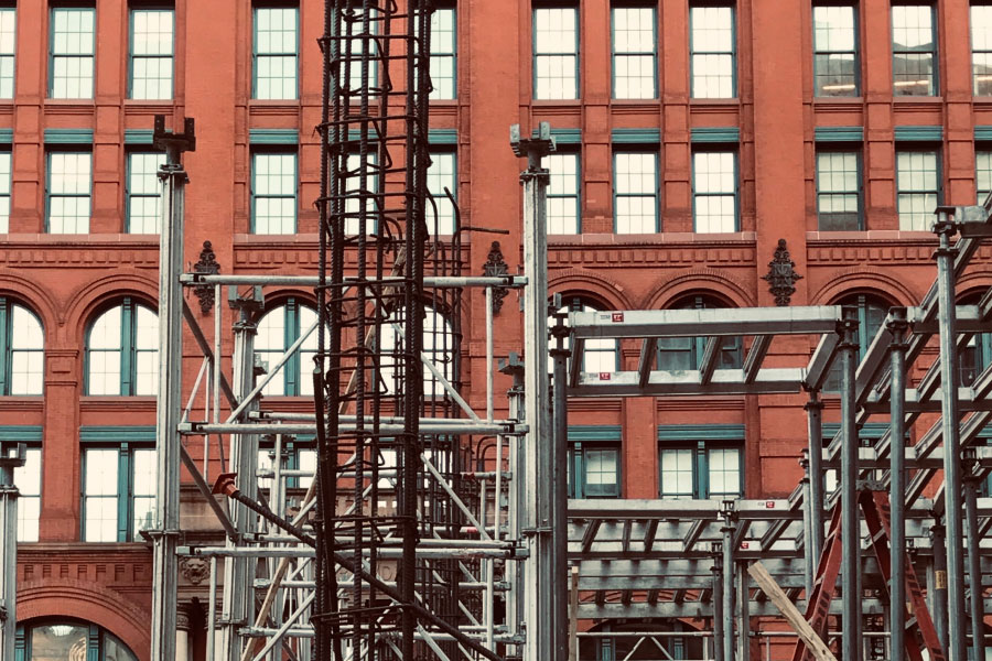 Picture of a job site in New York City preparing the scaffolding | Construction billing methods | Knowify