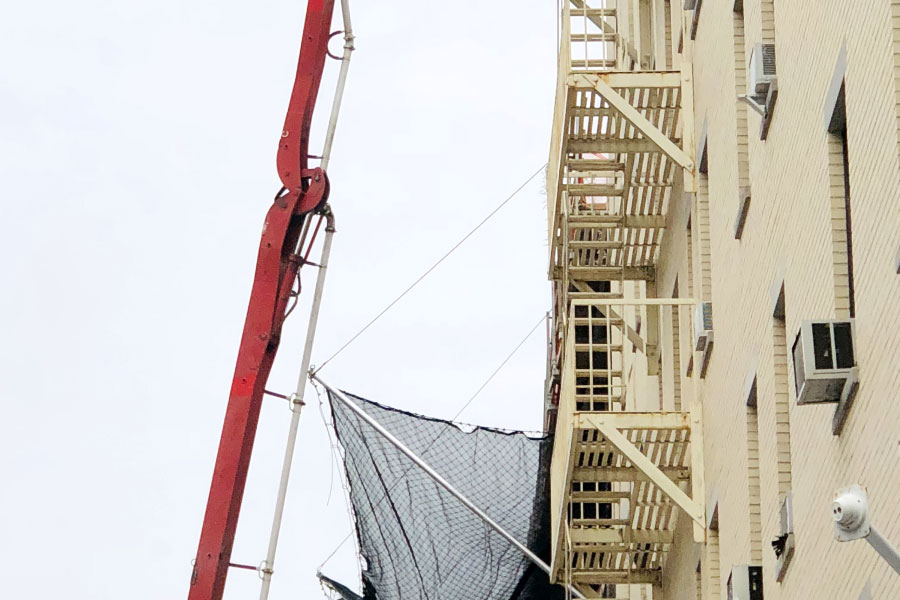 Picture of a job site working on the exterior of a building in NYC | Managing seasonality in construction | Knowify