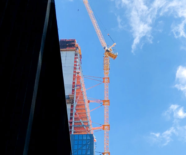 Picture of a construction site with a crane | Construction accounting guide | Knowify